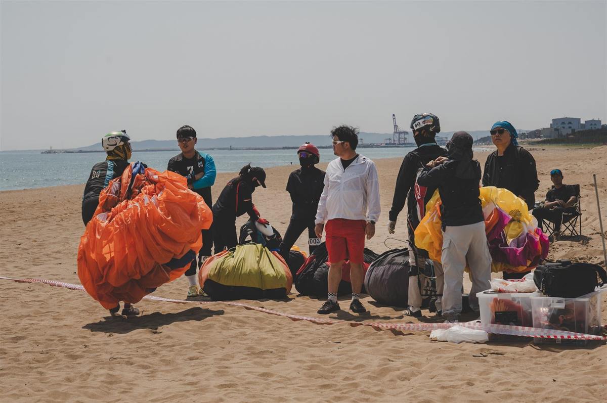 Equipo en tierra recogiendo los paracaídas